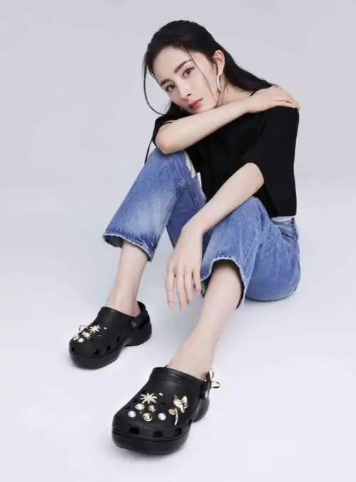 来点幂式甜酷crocs为全球品牌代言人杨幂推出定制款幂风洞洞鞋