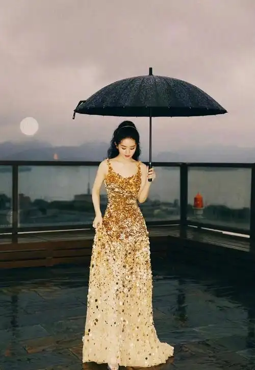 氛围感之女明星撑伞