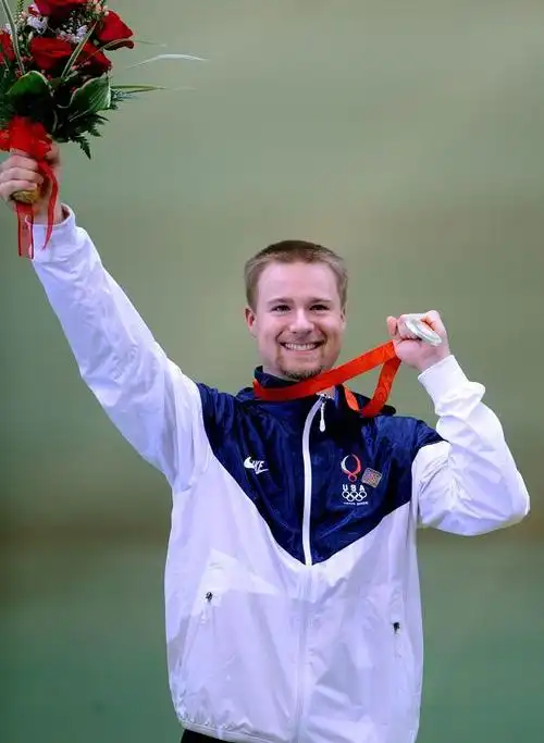 埃蒙斯获男子50米步枪卧射亚军