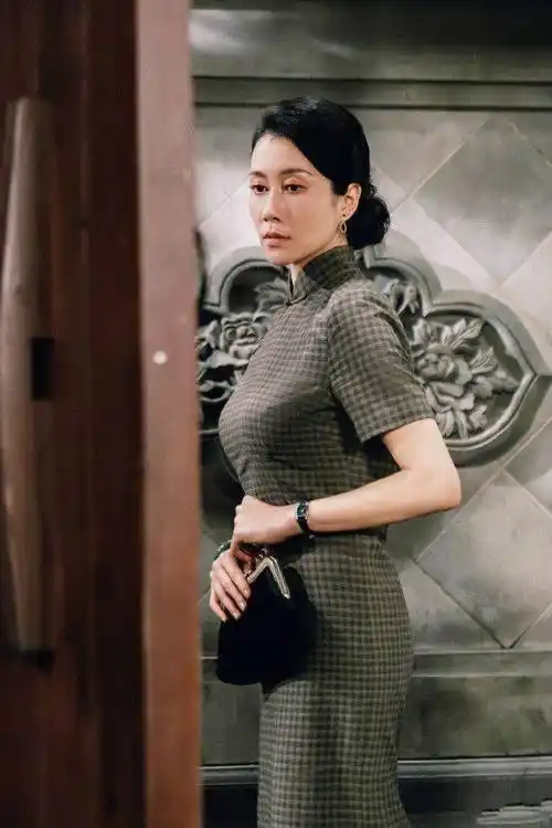 看了俞飞鸿,温峥嵘的打扮,我悟了:裙不上膝,不配丝袜更高级_裙子_女人