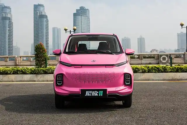 立通微米e28是浙江立通新能源汽车有限公司旗下首款微型电动车,车身