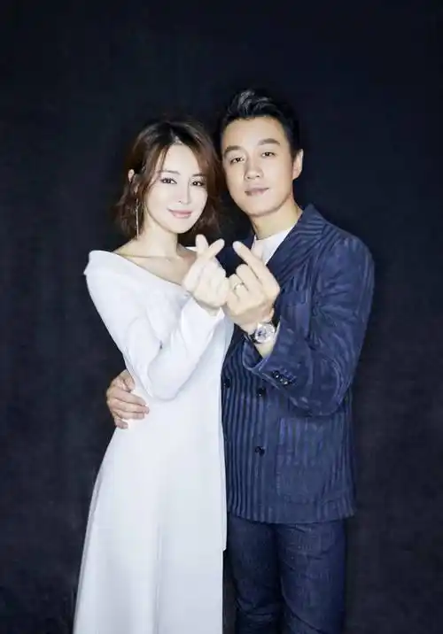 佟大为老婆关悦真会穿,穿白色开叉连衣裙好高级,美得不像41岁_女性