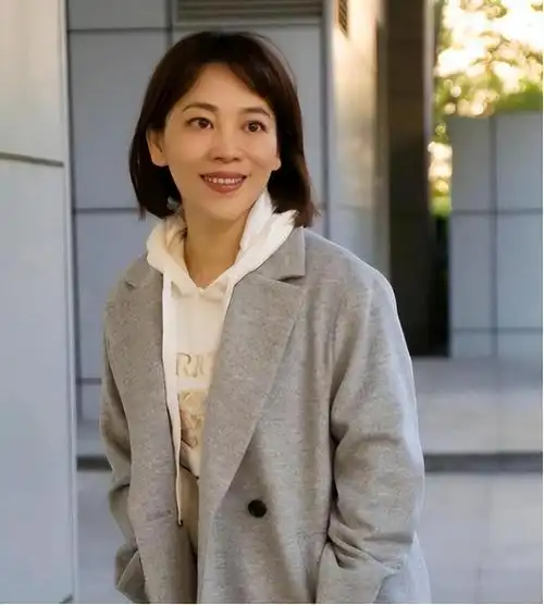 主持人劳春燕:和丈夫婚后分居多年,孕期还在主持,她过得幸福吗