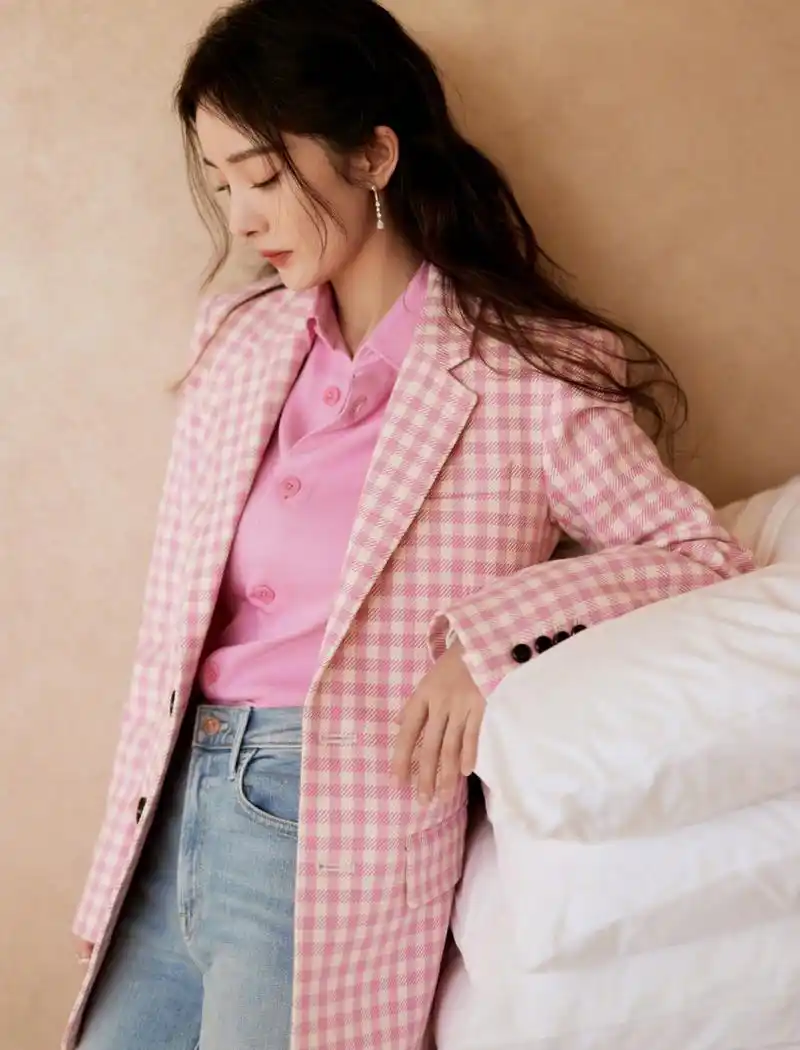 杨幂 粉色格子西装 牛仔裤 白色高跟鞋