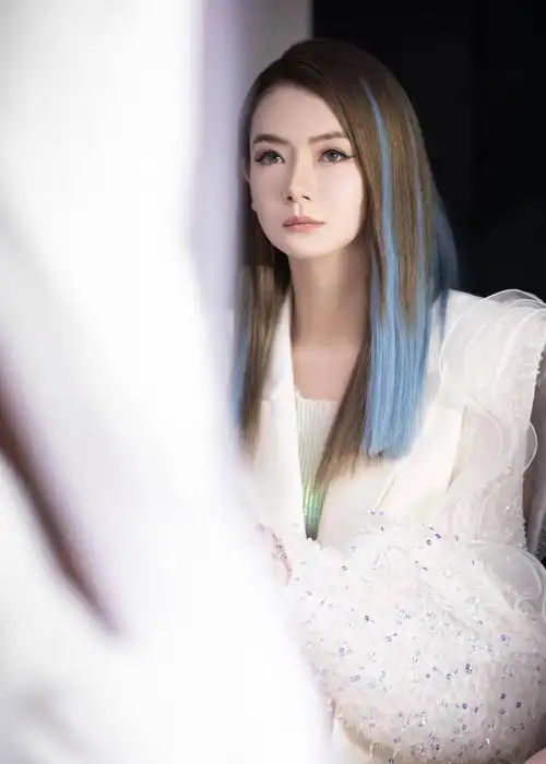 戚薇冰水蓝挑染发色 飒爽又温柔_发型