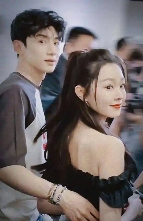 宋轶发文时间和服饰都对上!这是在承认和白敬亭的恋情_眼神_粉色_男友