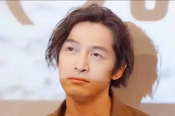 男生发量少,发际线秃,适合剪什么发型?