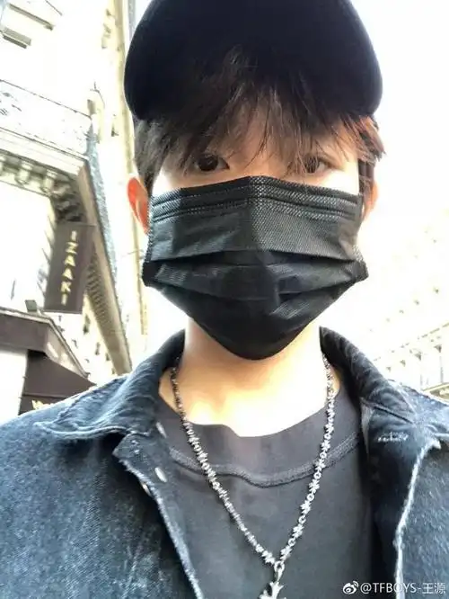 tfboys分享191125王源自拍挡脸系列看得见全脸算我输