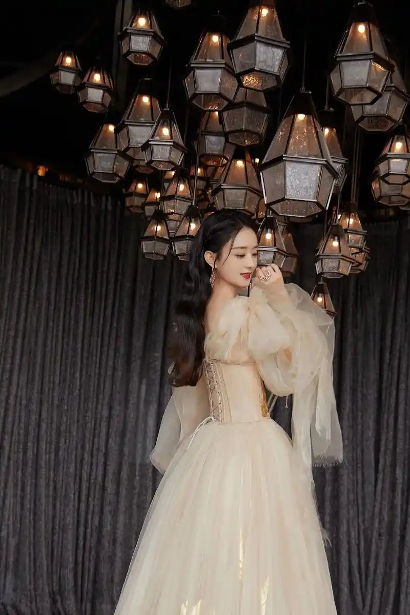 赵丽颖 #赵丽颖的每一步都是踏实走出来的 那年的时尚芭莎 - 抖音