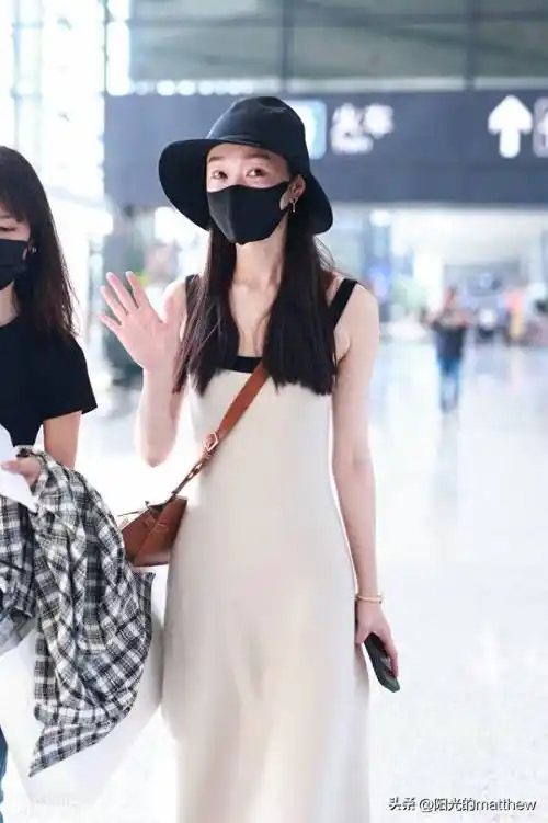 宋轶披肩长发戴渔夫帽装扮好似动漫小清新_上海_机场