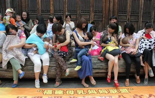 呼吁母乳喂养福州美丽辣妈哺乳快闪