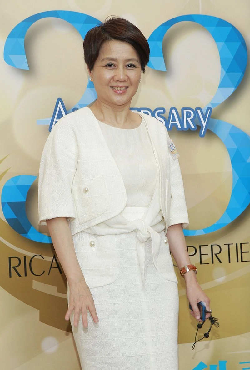 赌王四太梁安琪气质绝了穿一条黄色连衣裙身材比例出众超洋气