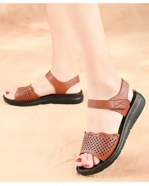 20夏季新款镂空透气凉鞋轻便坡跟妈妈鞋中年中老年休闲外穿女凉鞋