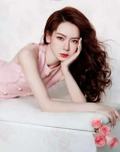 美女演员戚薇今日最新美照出炉啦粉粉的好漂亮