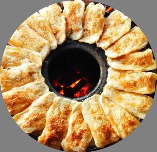 p>蒙城油酥烧饼是安徽蒙城颇具特色的民间名点,放久了也会变软,再烤