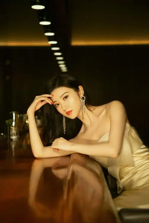 景甜穿香槟色长裙凸显好身材曲线曼妙气质优雅