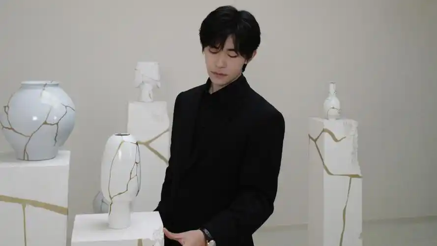 易烊千玺和郭富城女儿打视频,黑西装配香槟帅气十足,秒变宠妹狂魔