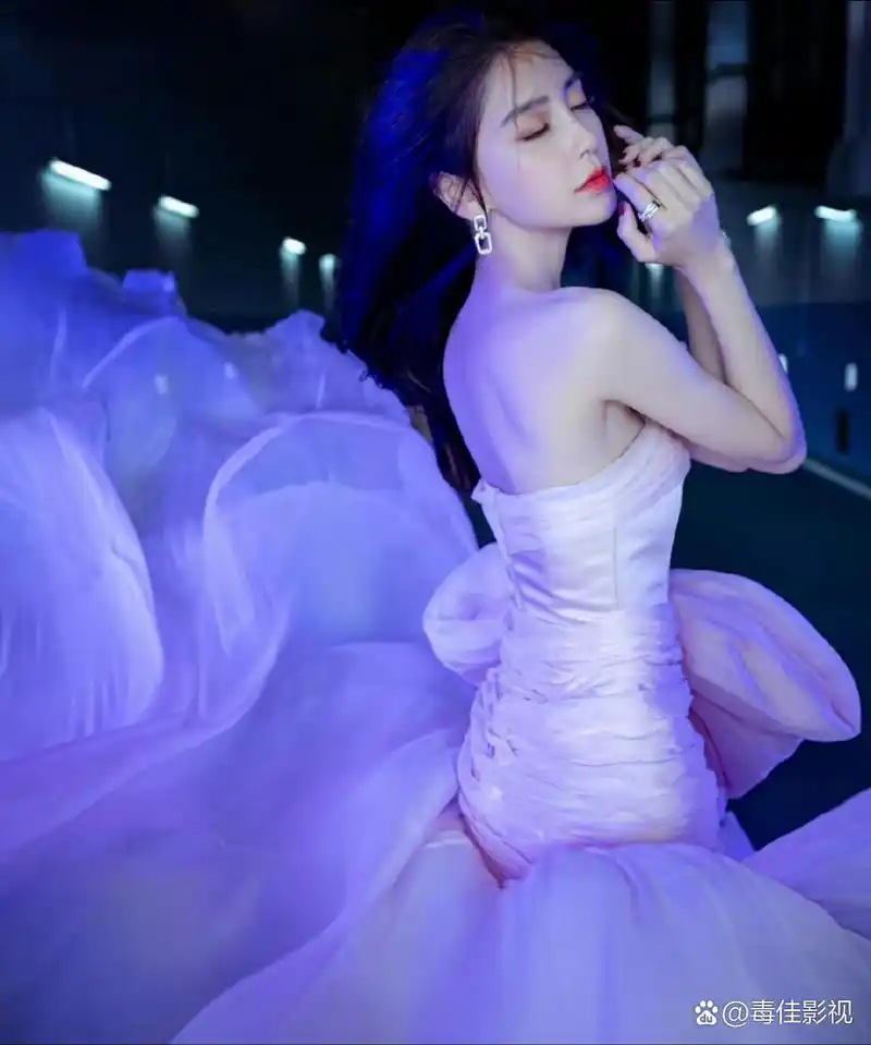 angelababy这位美丽女星,最近穿上了一件粉色抹胸纱裙