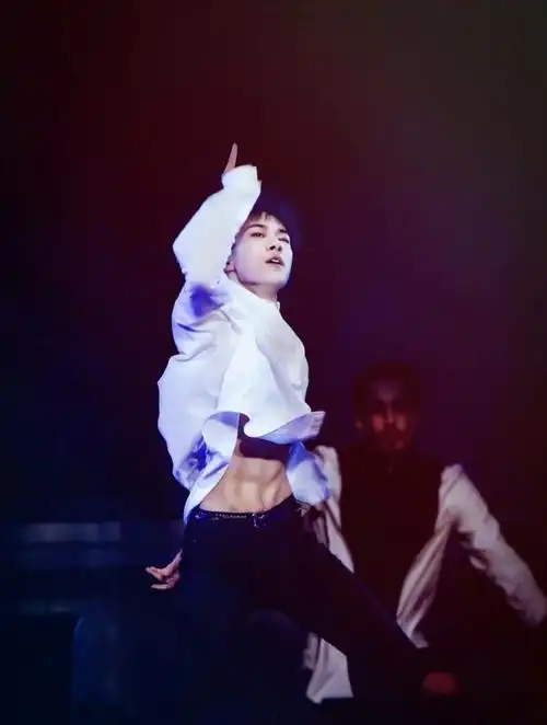 易烊千玺最撩人的9张照片你会选择哪一张我最喜欢腹肌那张