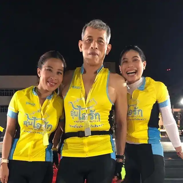 近日,泰国王室发布了一张哇集拉隆功穿运动背心的照片.