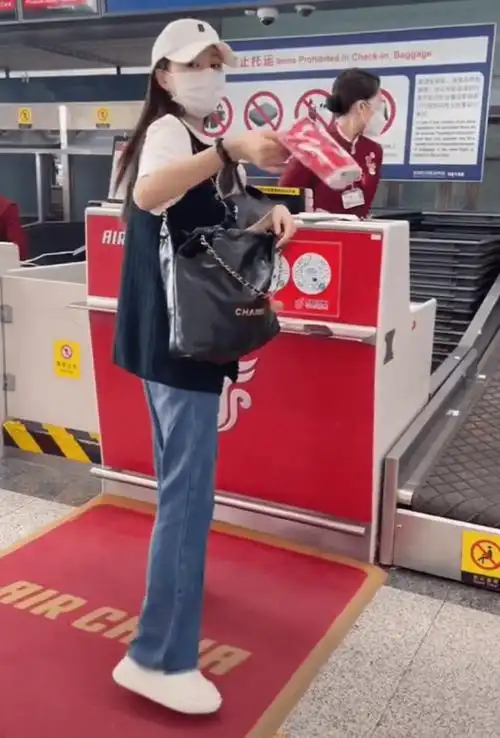 沈梦辰现身机场为粉丝发喜糖超热情与杜海涛婚后更甜蜜