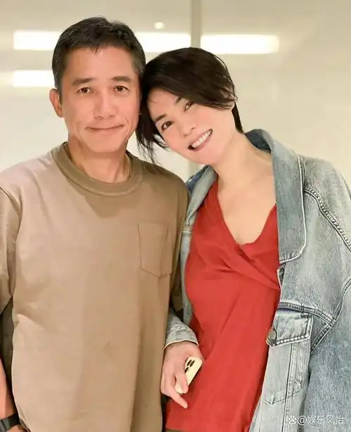 锋菲机场合体撒狗粮,王菲甜笑撒娇自然可爱,谢霆锋露宠爱眼神