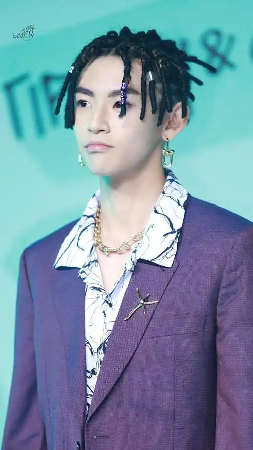 小鬼王琳凯现身品牌活动,一身紫色西装