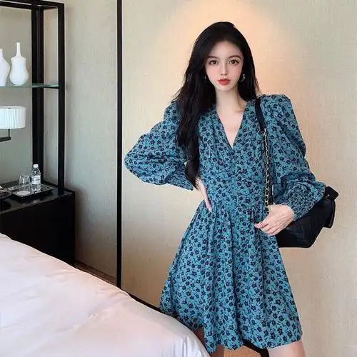 v领复古碎花连衣裙秋季新款女装裙子2021年时尚韩版收腰显瘦气质