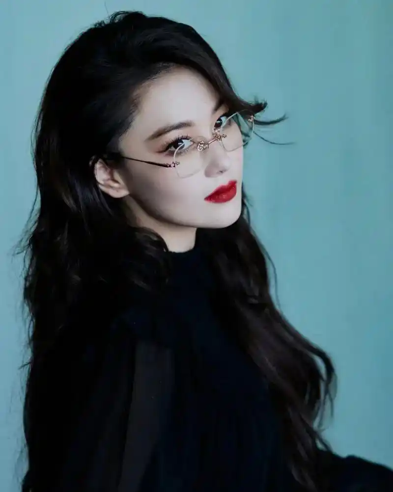 张馨予姐姐黑色系时尚潮流穿搭配搭服饰展示!