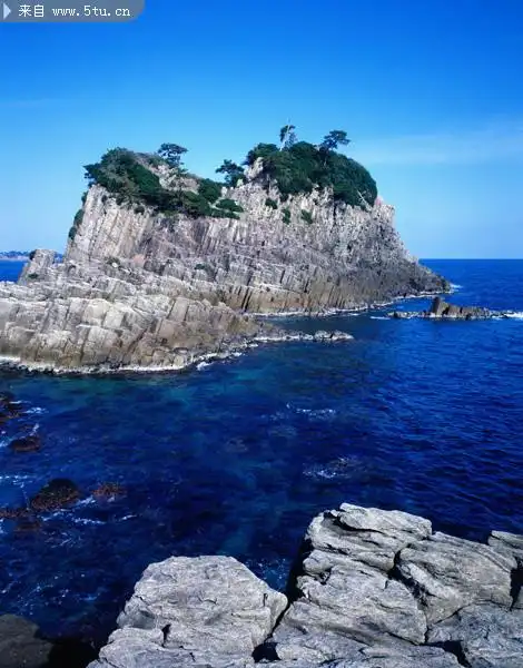 大海中的小岛图片