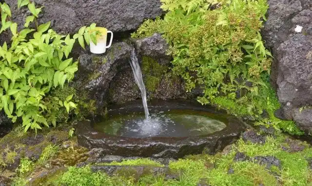 泉眼就是泉水流出的穴孔,每当下雨的时候,雨水会浸入地下形成地下水
