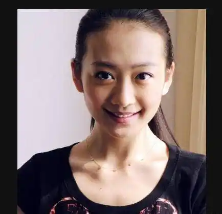 看完王鸥早年的照片,有不少网友都拿来跟杨幂比较.