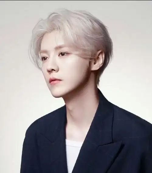 鹿晗关晓彤合体聚餐引热议男方衣着单薄火力旺同坐后排感情好