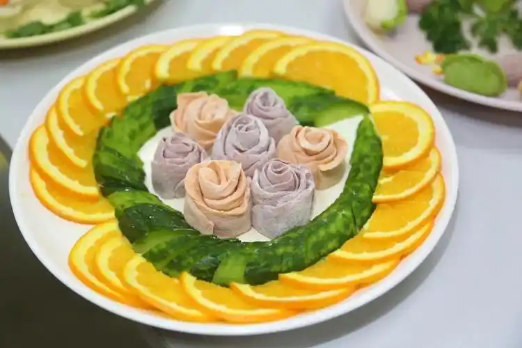 饺子数量,造型,团队士气等方面进行综合评分,既强调速度,又注重创意和