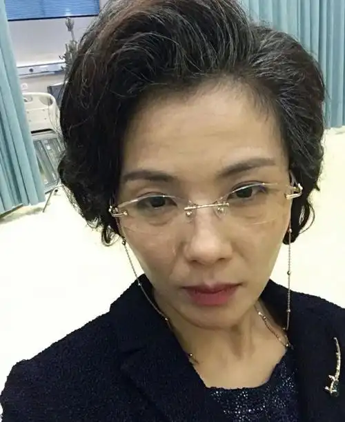 刘涛也老了挺多,虽然她化妆画的特别漂亮,可是看她素颜就知道了