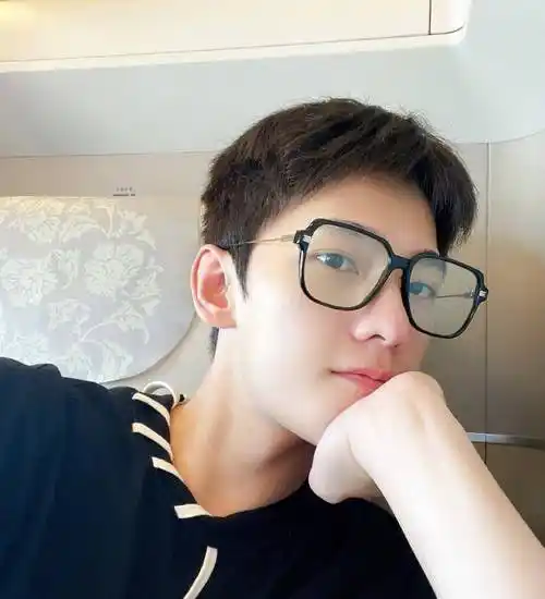 杨洋晒自拍上热搜,素颜状态皮肤好美,戴黑框眼镜像校园里的学长_网友