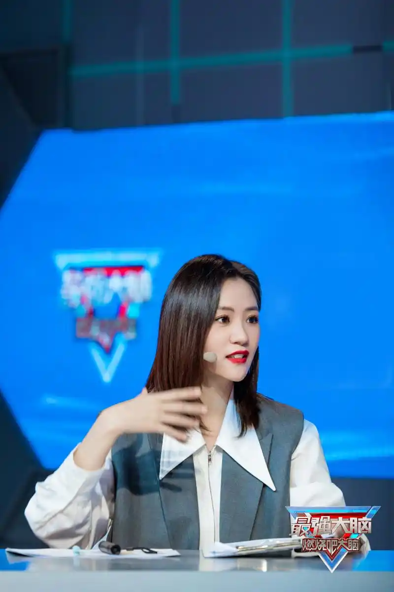 最强大脑#捕捉到攸教授攸佳宁_ym认真观战瞬间,有被狠狠美到[太开心]