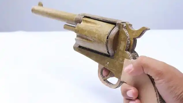 纸片也能做左轮手枪?牛人现场示范,看完不禁瞪大双眼!_网易视频