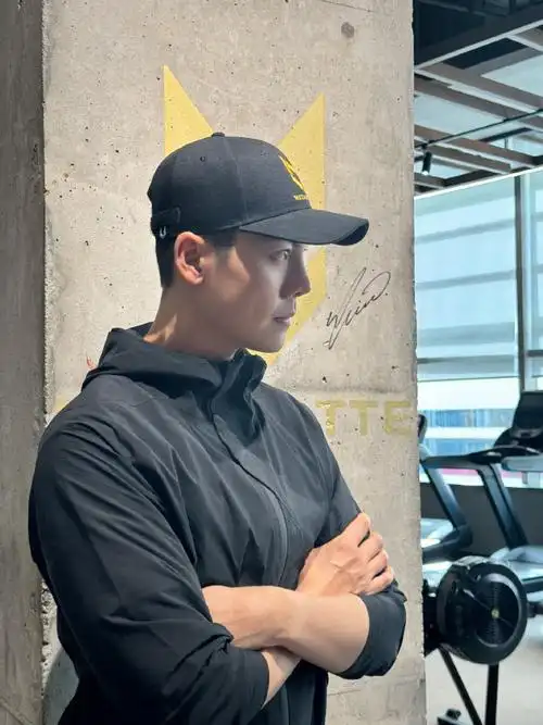 陈伟霆健身房侧颜##陈伟霆健身教练上线