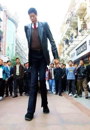2米42"亚洲第一巨人"张俊才,与娇妻相差77cm,结婚19年没怀孕