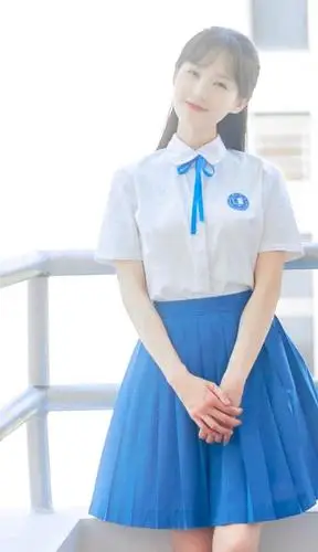 清纯可爱的李一桐,也有时尚率真的一面,穿搭简约其风格不俗