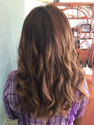 去发廊烫发一般不自然又达不到自己想要的效果,所以我自己一般不会