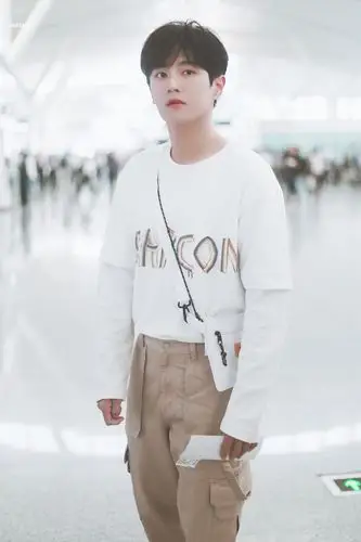 李汶翰机场饭拍 南昌青岛白色上衣 卡其色工装裤 白色小挎包今