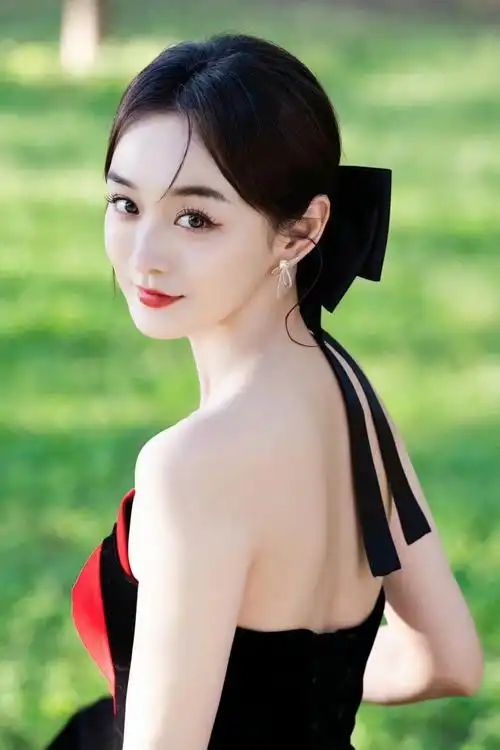 何泓姗最新写真曝光红心抹胸裙化身田野里的小公主