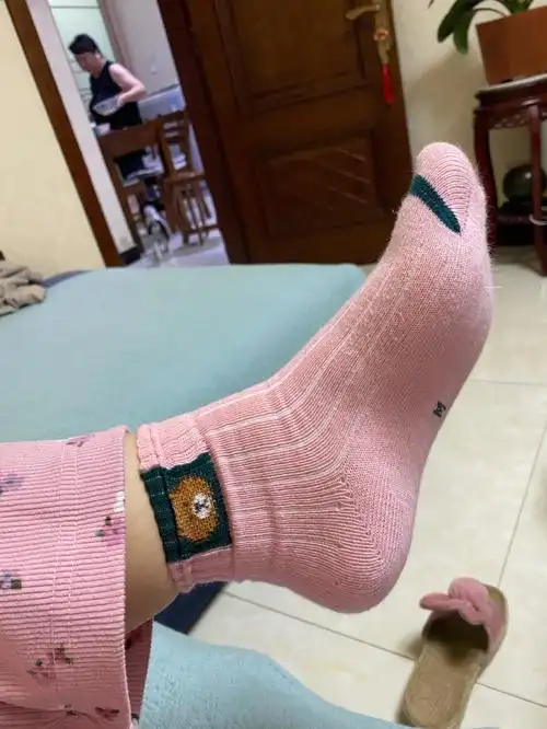 女儿脚长11,因为现在穿着正好的袜子挺多我就往大了买点,结果有点太大