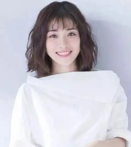 自来卷的头发适合什么发型