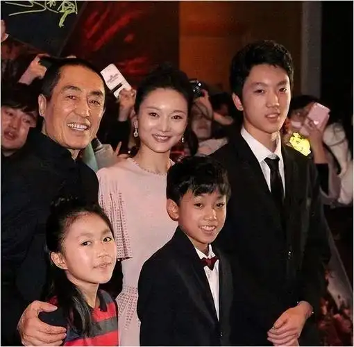 陈婷在2015年4月12日于社交平台晒出全家福,罕见地展示了张艺谋休息日