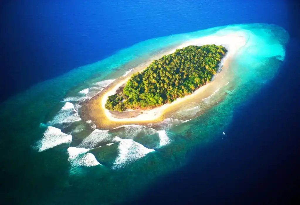 绿松石的蓝色水中的热带小岛的顶视图