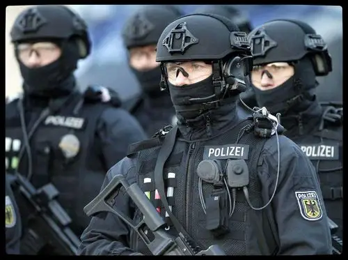 奥地利遭恐怖袭击多国为其发声,维也纳学生停课警察严阵以待