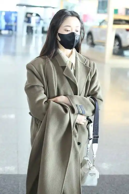 姜贞羽灰绿色大衣搭条纹衬衫裙 温柔灵动_素色_北京_机场